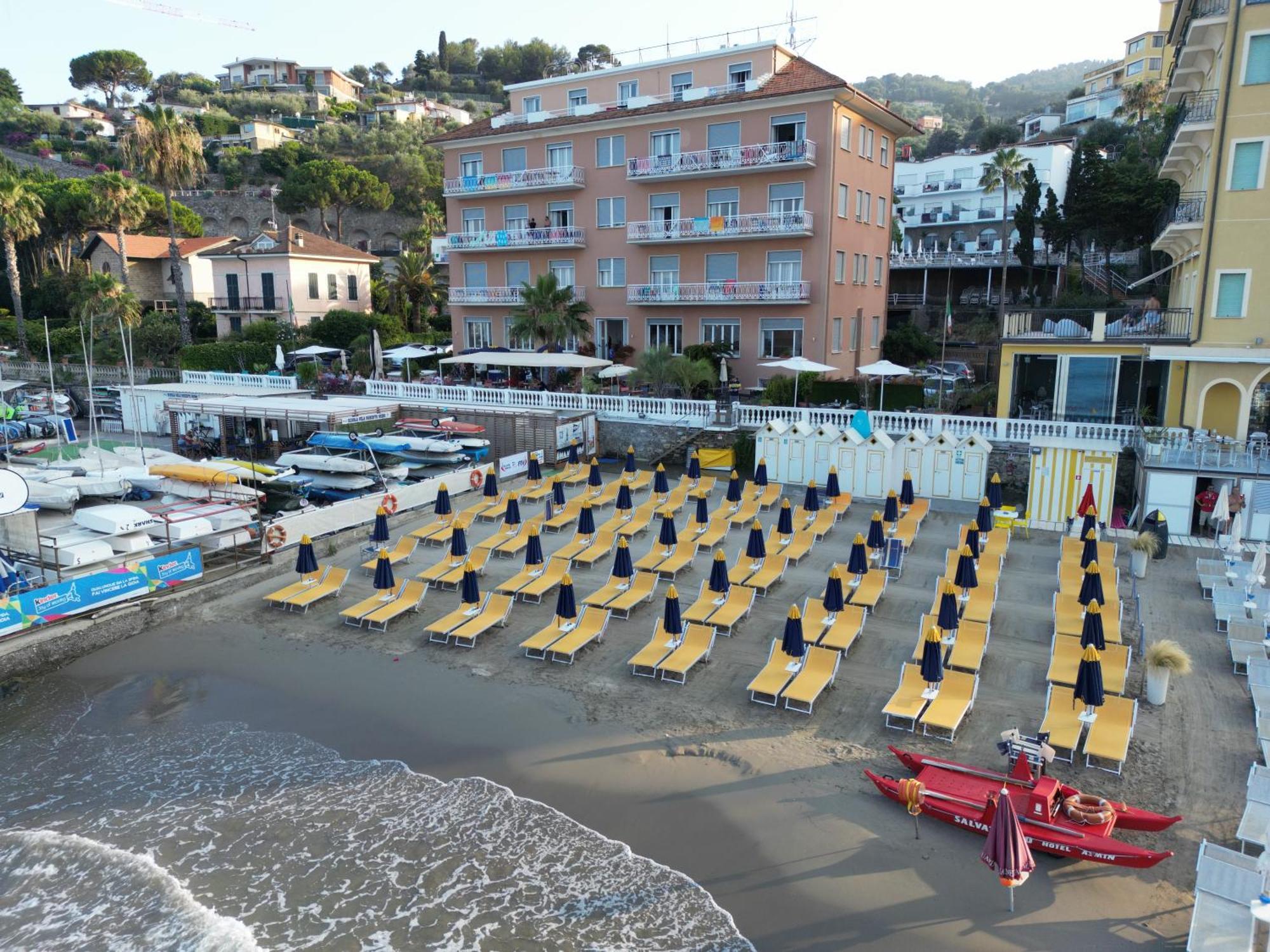 Hotel Golfo E Palme Diano Marina Exterior photo